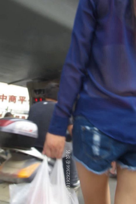 [大忽悠买丝袜街拍视频]ID0202 2012 8.19【街拍】让透视装奶罩露出来骚妇穿丝袜真想把衣服扒了